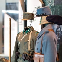 Atelier "essayage" des uniformes de la Grande Guerre