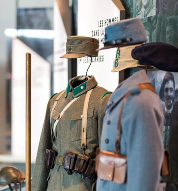 Atelier "essayage" des uniformes de la Grande Guerre