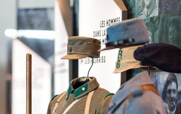 Atelier "essayage" des uniformes de la Grande Guerre
