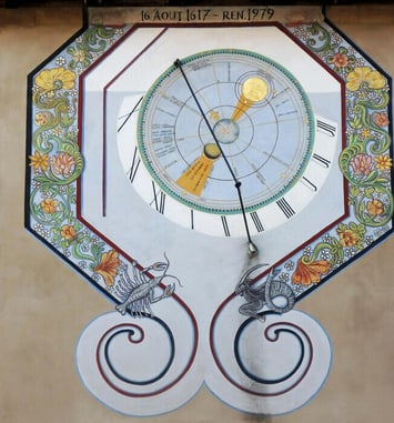 Découvrez le cloître d'un ancien couvent franciscain et son cadran solaire unique en Europe
