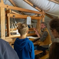 Démonstrations de cardage de laine de mouton et de tissage sur un métier vertical