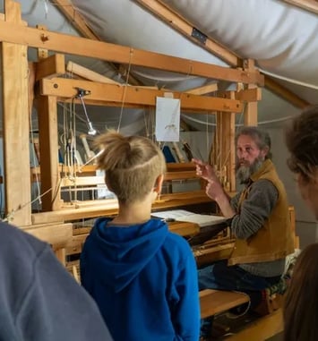 Démonstrations de cardage de laine de mouton et de tissage sur un métier vertical