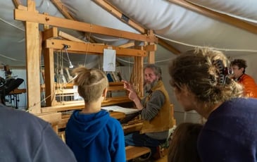 Démonstrations de cardage de laine de mouton et de tissage sur un métier vertical