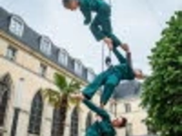 Spectacle Totem