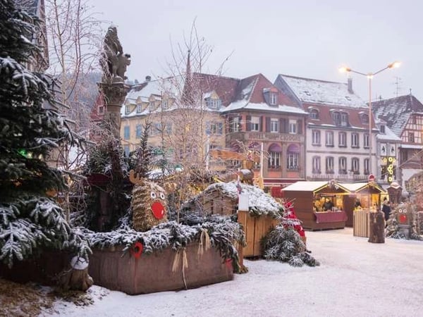 Le Colporteur de Contes au Marché de Noël