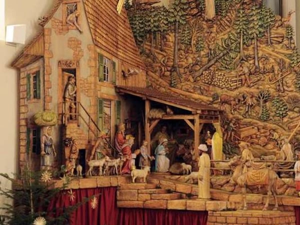 Exposition d'une crèche géante sculptée en bois