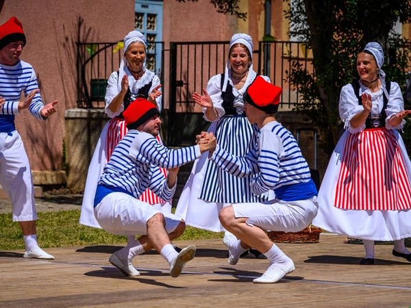 Regards croisés: Alsace/Provence. Les Burgdeïfala invitent les Enfants d'Arausio